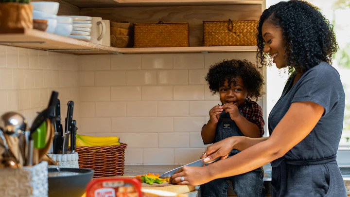 Mãe e filho preparando comida juntos na cozinha