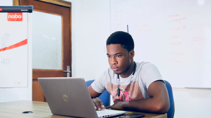 Estudante usando notebook em uma mesa de estudos